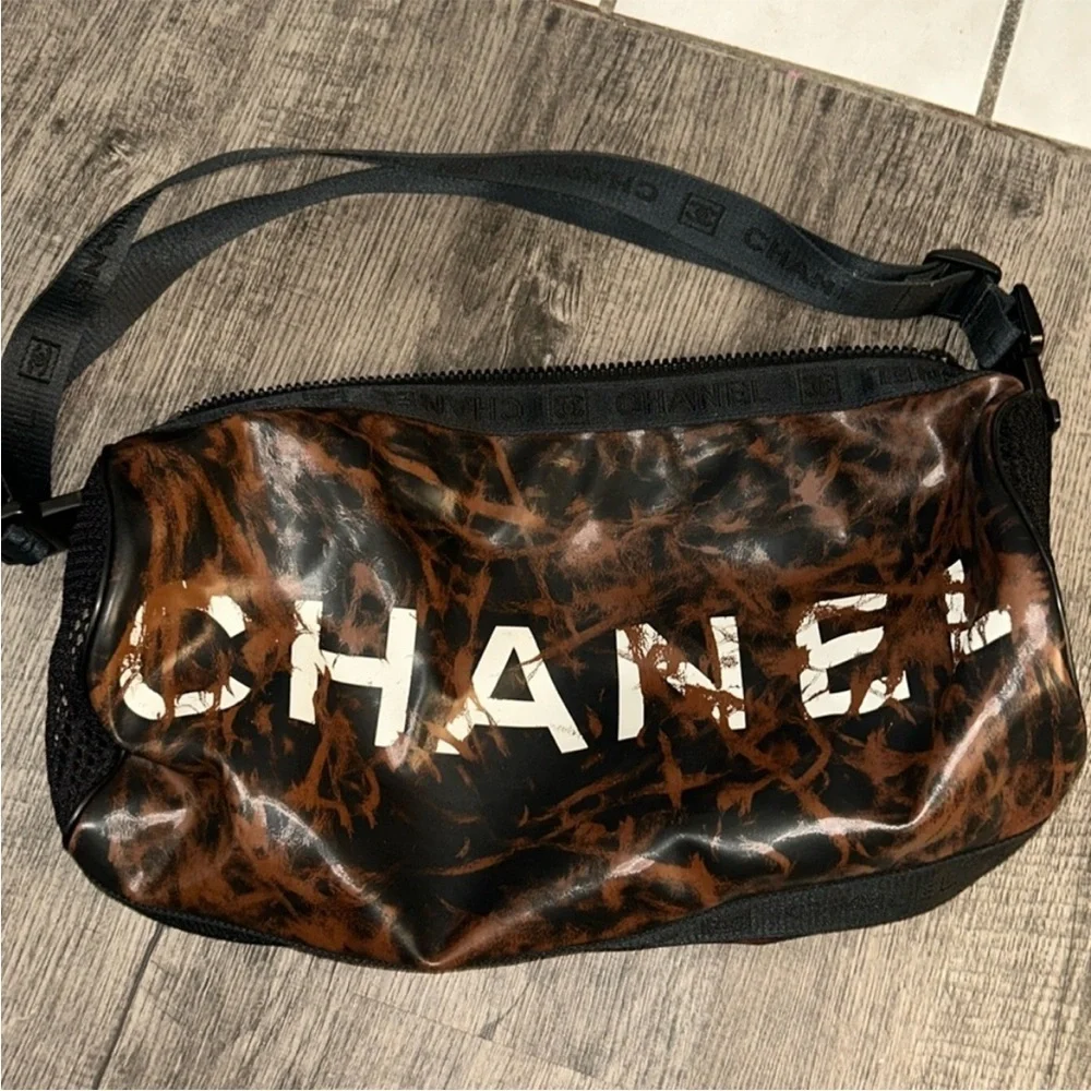 CHANEL shoulder bag